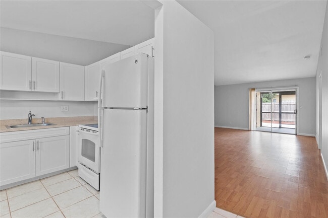 Building Photo - 4325 NW 5th Ave