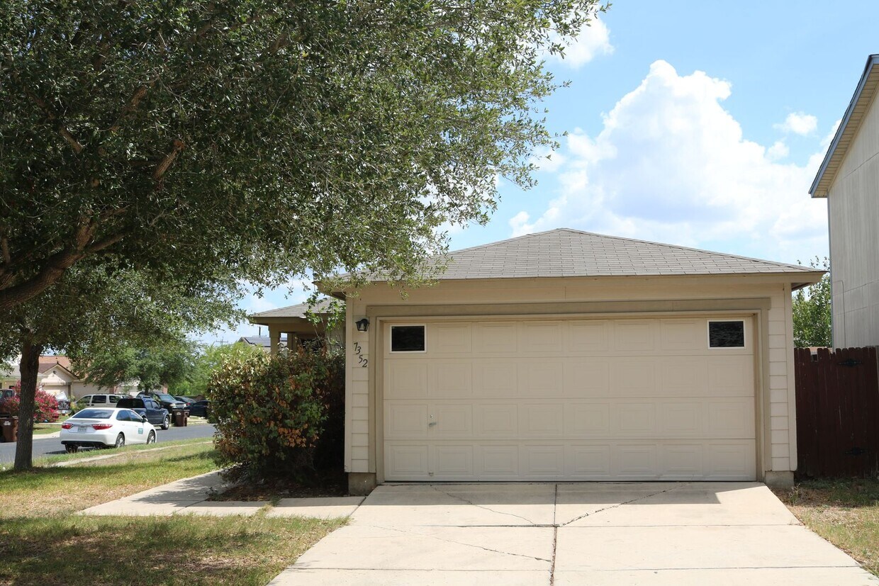 Primary Photo - Charming Home in Bradbury Court!