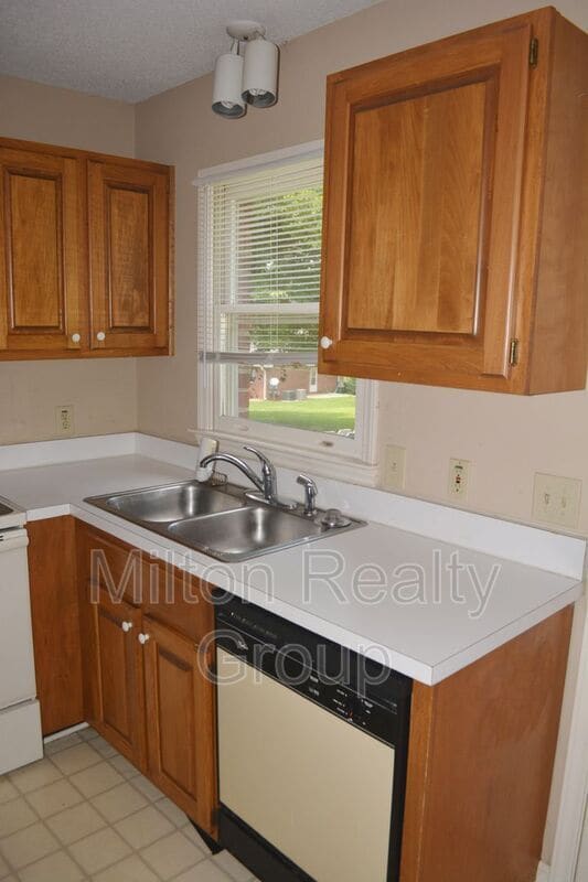 Building Photo - 302 Killigrey St
