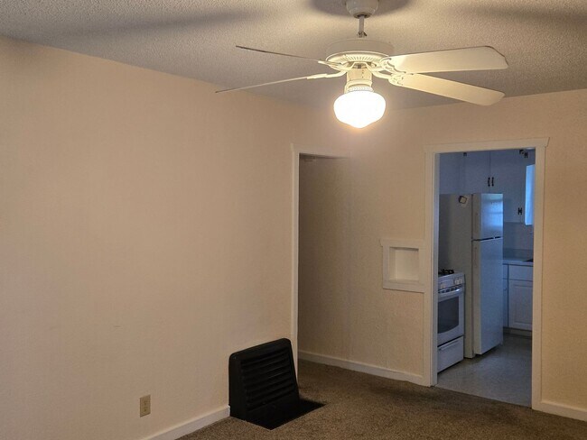 Foto del edificio - CUTE 2 bedroom, 1 bath cottage on WESTSIDE...