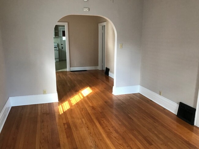 Building Photo - 106 Plum St