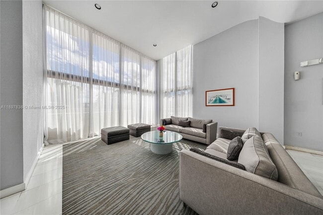 Foto del edificio - 801 N Venetian Dr
