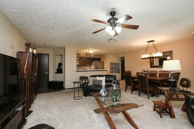 Foto del edificio - 8051 Bay Branch Dr