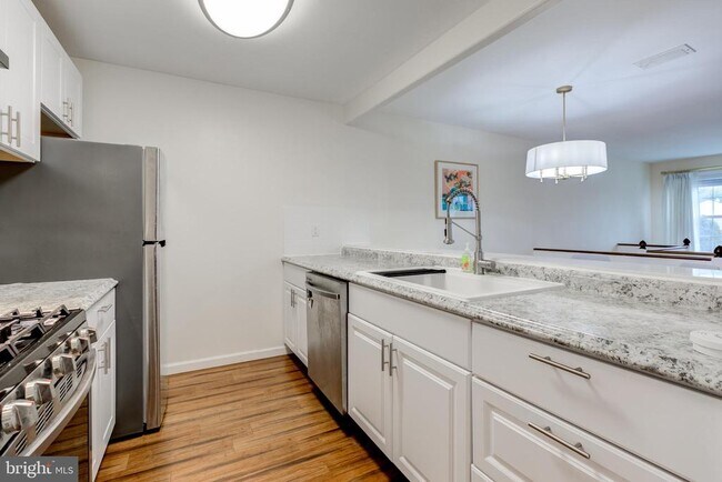 Building Photo - 421 Wendover Dr