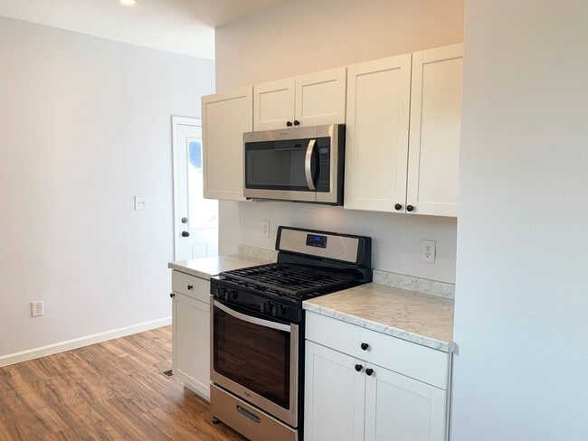 Building Photo - Beautifully Renovated and Move in Ready!