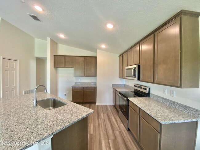 Building Photo - 1018 Dania Cir
