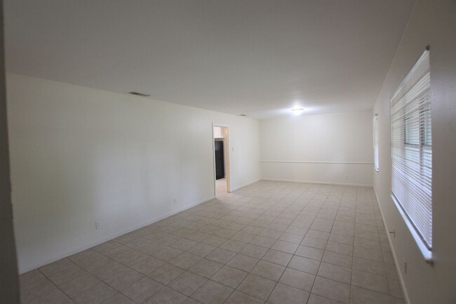 Building Photo - Coming Soon: Beautiful 3 Bedroom, 2 Bathro...
