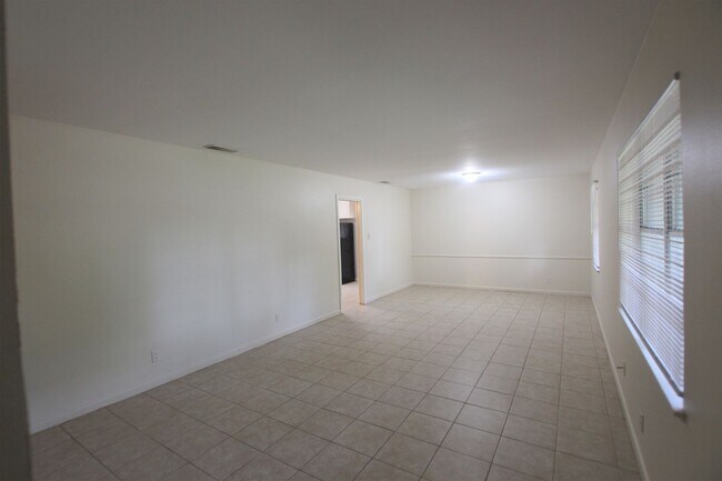 Foto del edificio - Coming Soon: Beautiful 3 Bedroom, 2 Bathro...
