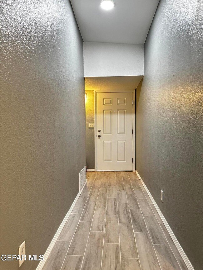 Building Photo - 421 Valle del Mar Dr