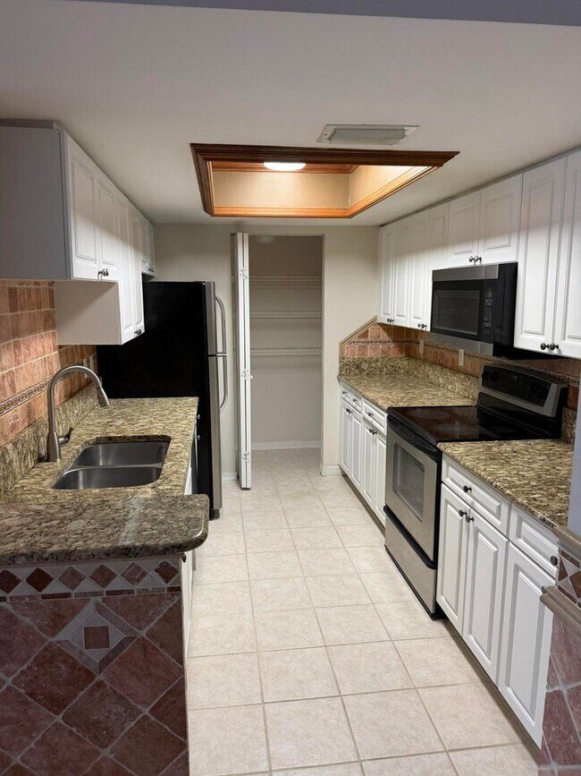 Building Photo - 1500 Crestwood Ct S