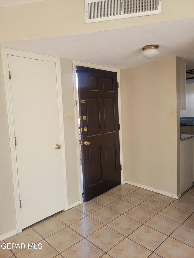 Foto del edificio - 3200 Mountain Ridge Dr