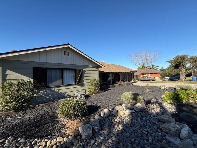 Building Photo - Stunning Fully Furnished 3 Bed-3 Bath Home with Den - Over 2300 Sq Ft.