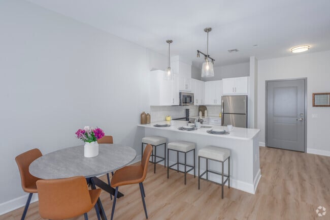1BR, 1BA - 767SF - Dining Room - Fieldstone at Commack East