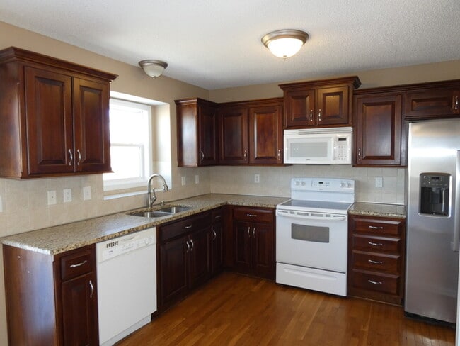Building Photo - 9304 NE 116th Ter. Kansas City, MO Lots of...