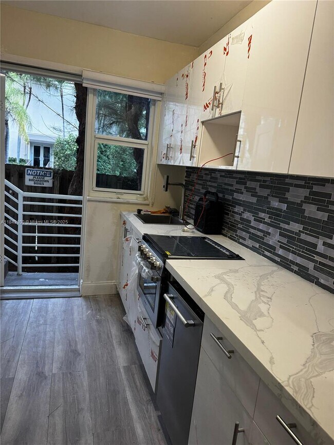 Foto del edificio - 4730 Pine Tree Dr