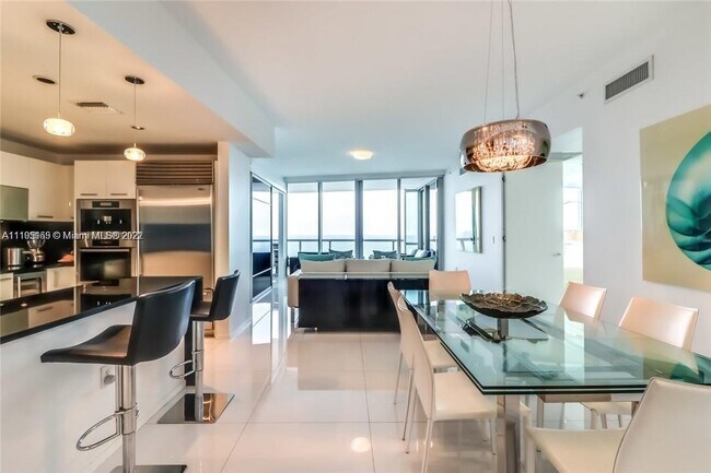 Foto del edificio - 17121 Collins Ave