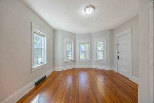 Foto del edificio - 182 Narragansett Blvd