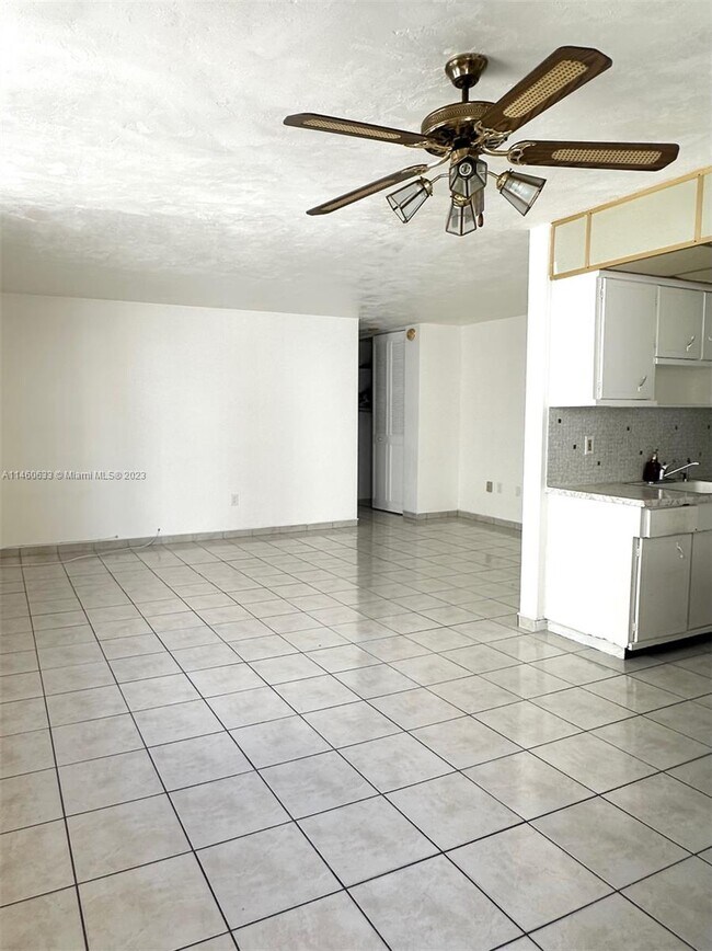 Building Photo - 441 Collins Ave