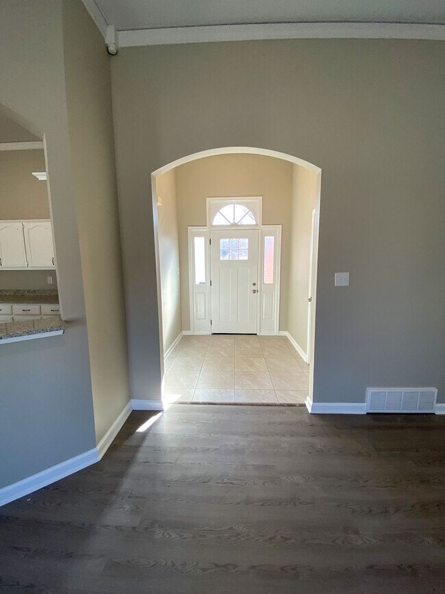 Building Photo - 4 bed, 2 bath in Cordova with ss appliance...