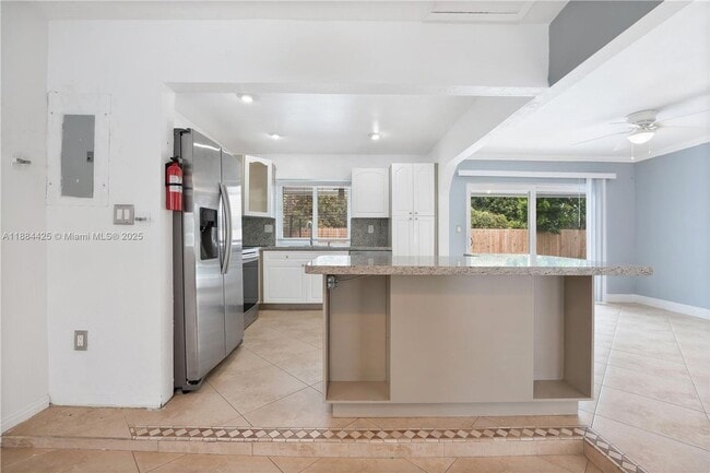 Building Photo - 2441 Tarpon Dr