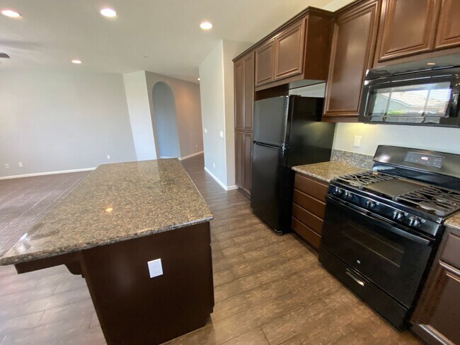 Building Photo - Elegant NW Visalia Home Available Now!