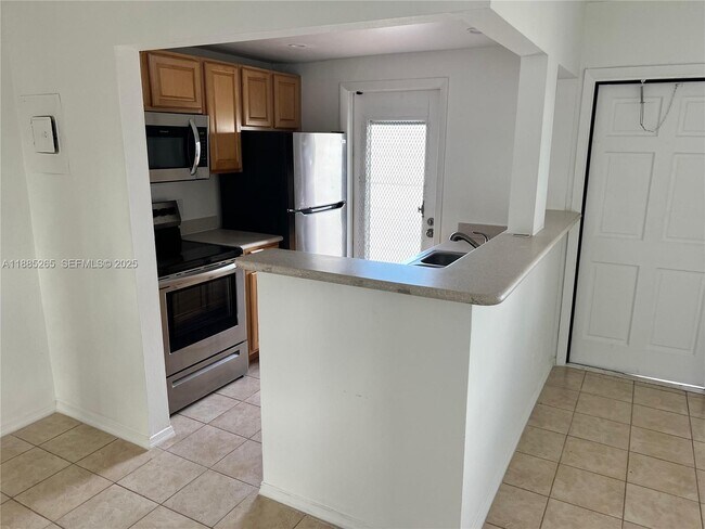 Foto del edificio - 5050 Bayview Dr