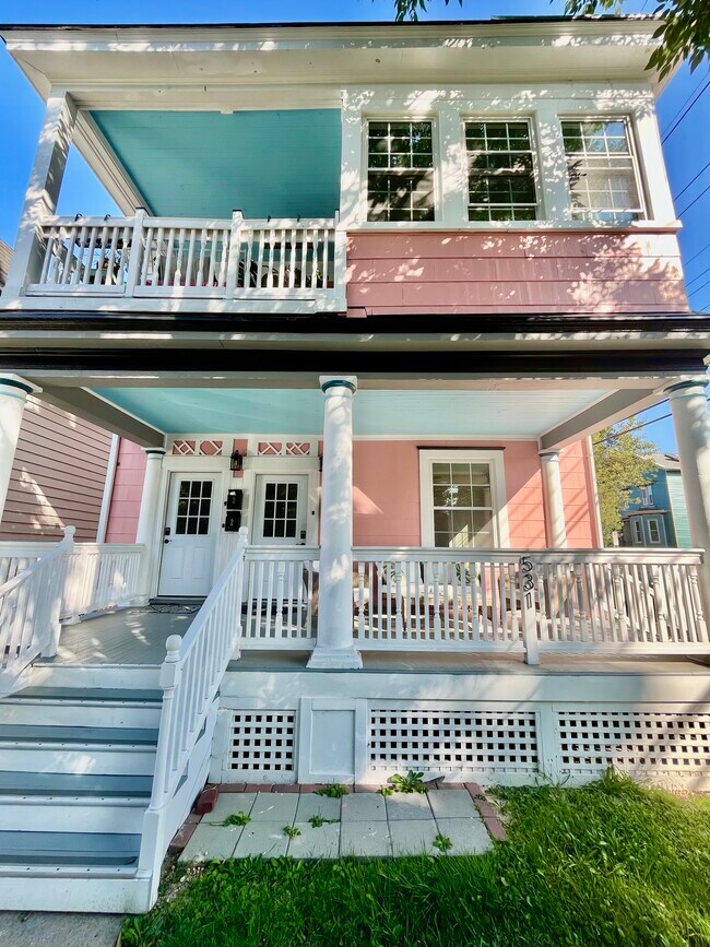 Separate entrance - 531 Straight St