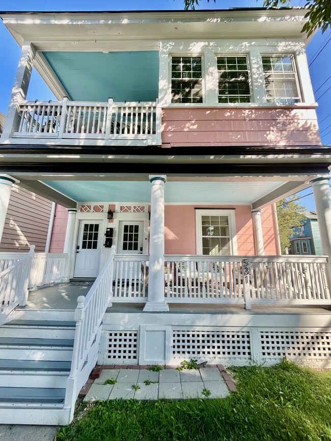 Separate entrance - 531 Straight St