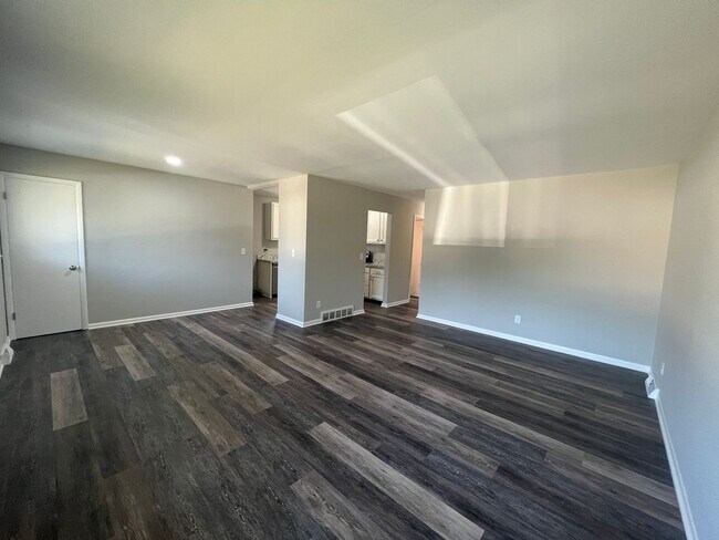 Building Photo - Renovated Spacious 4 Bedroom Home Available for Pre-Lease!