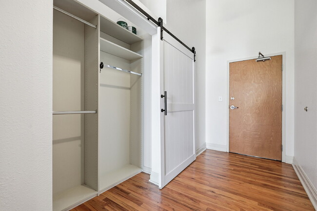 Foto del edificio - $3,644.95, 2 Beds - 1 Bath, Condo in Denver with Washer and Dryer!