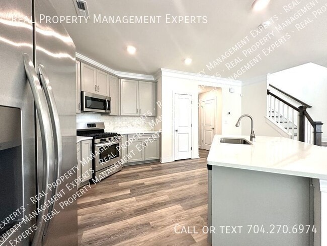 Building Photo - Charming 3BR/2.5BA Townhouse in Harrisburg!