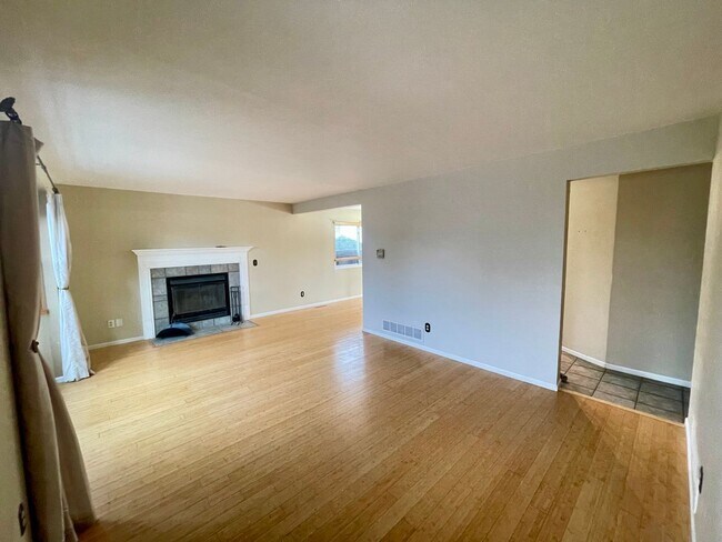 Foto del edificio - Charming 3-Bed Home Near CSU with Spacious...