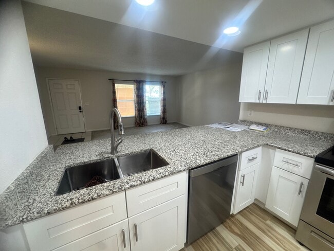 Foto del edificio - 3607 Edgewater Dr