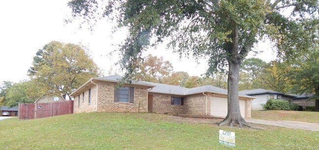 Foto del edificio - Coming Soon, Beautiful 3 Bedroom, 2 Bath Home w/Storage Building in Tyler!