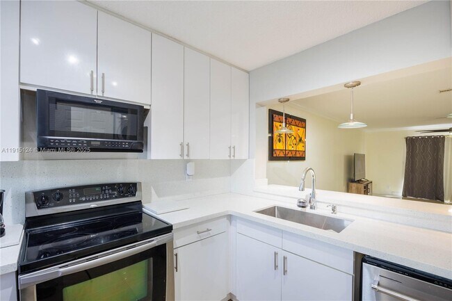 Foto del edificio - 8325 Fairway Rd