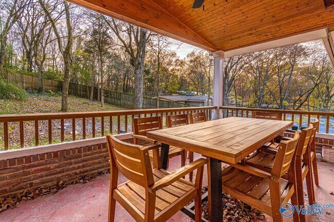 Building Photo - 702 Chambers Dr NE