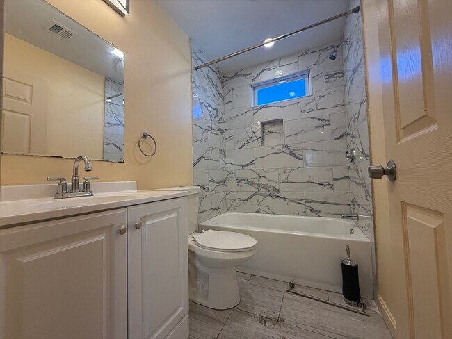 Foto del edificio - 574 Warren Ave