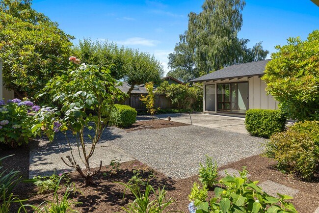 Building Photo - 3 bedroom 2 bath