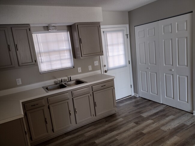 Building Photo - 304 Freedom Dr