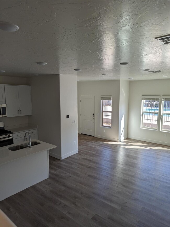 Building Photo - Azalea Townhome Poolside Living 3 Bed 2.5 Bath Smart Home