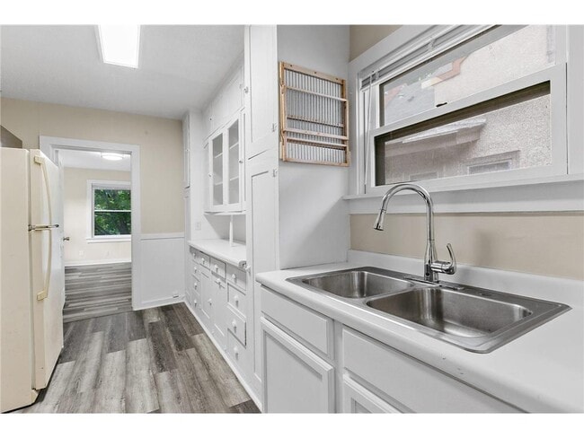 Building Photo - 2512 Dupont Ave S