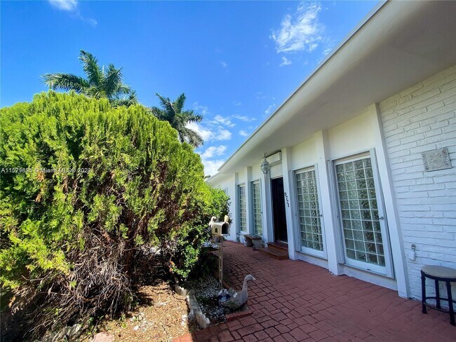 Building Photo - 9761 W Bay Harbor Dr