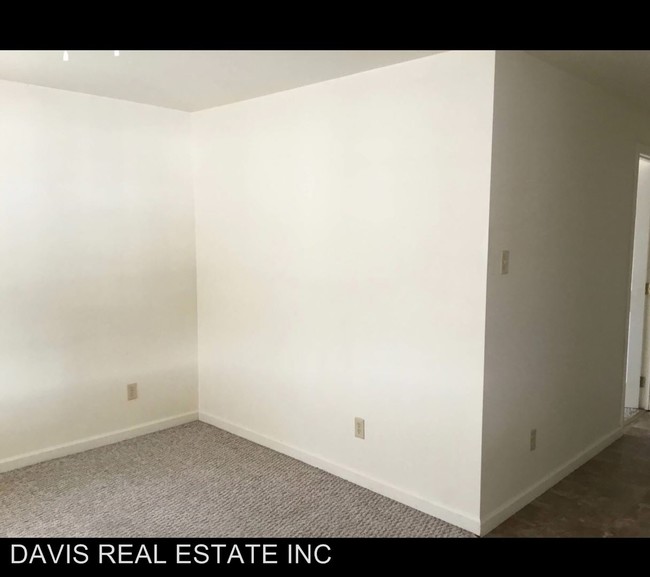 Building Photo - 135 Kunes St