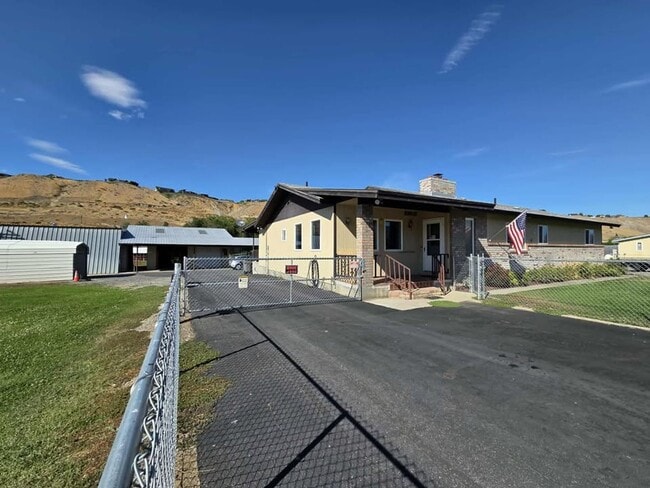 Building Photo - Large 3 Bedroom, 2.5 Bath on Beautiful, HU...