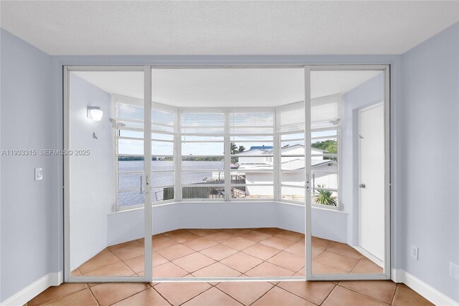 Foto del edificio - 1300 NE 191st St