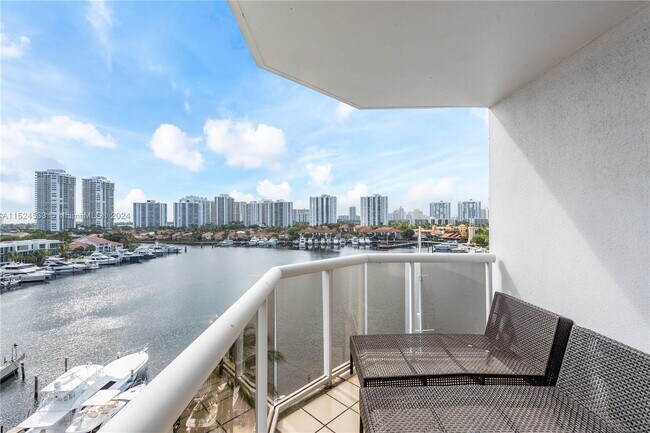 Foto del edificio - 3610 Yacht Club Dr
