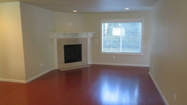 Building Photo - 1204 Burnside Pl