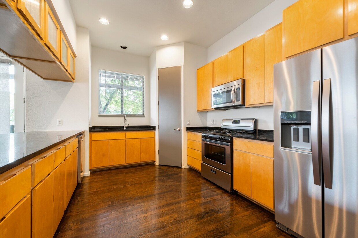 Primary Photo - UT PRE LEASE: 2006 Constructed 6 bed / 3 b...