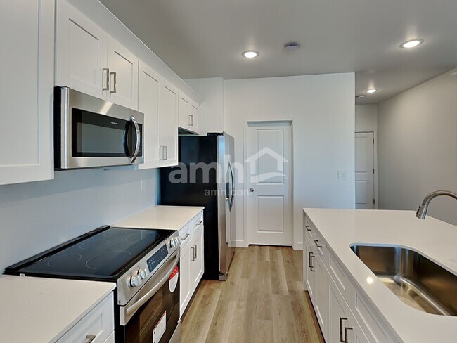 Building Photo - 9744 W Parkway Dr