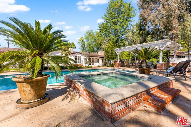 Building Photo - 23340 Collins St